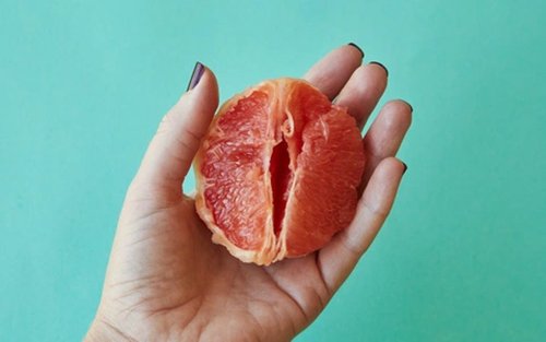 Khi hôn cô bé có vị gì là bất thường?